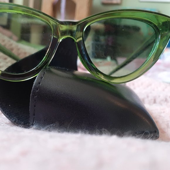 SALE!! Brand New Ladies Sun Glasses - Picture 1 of 2